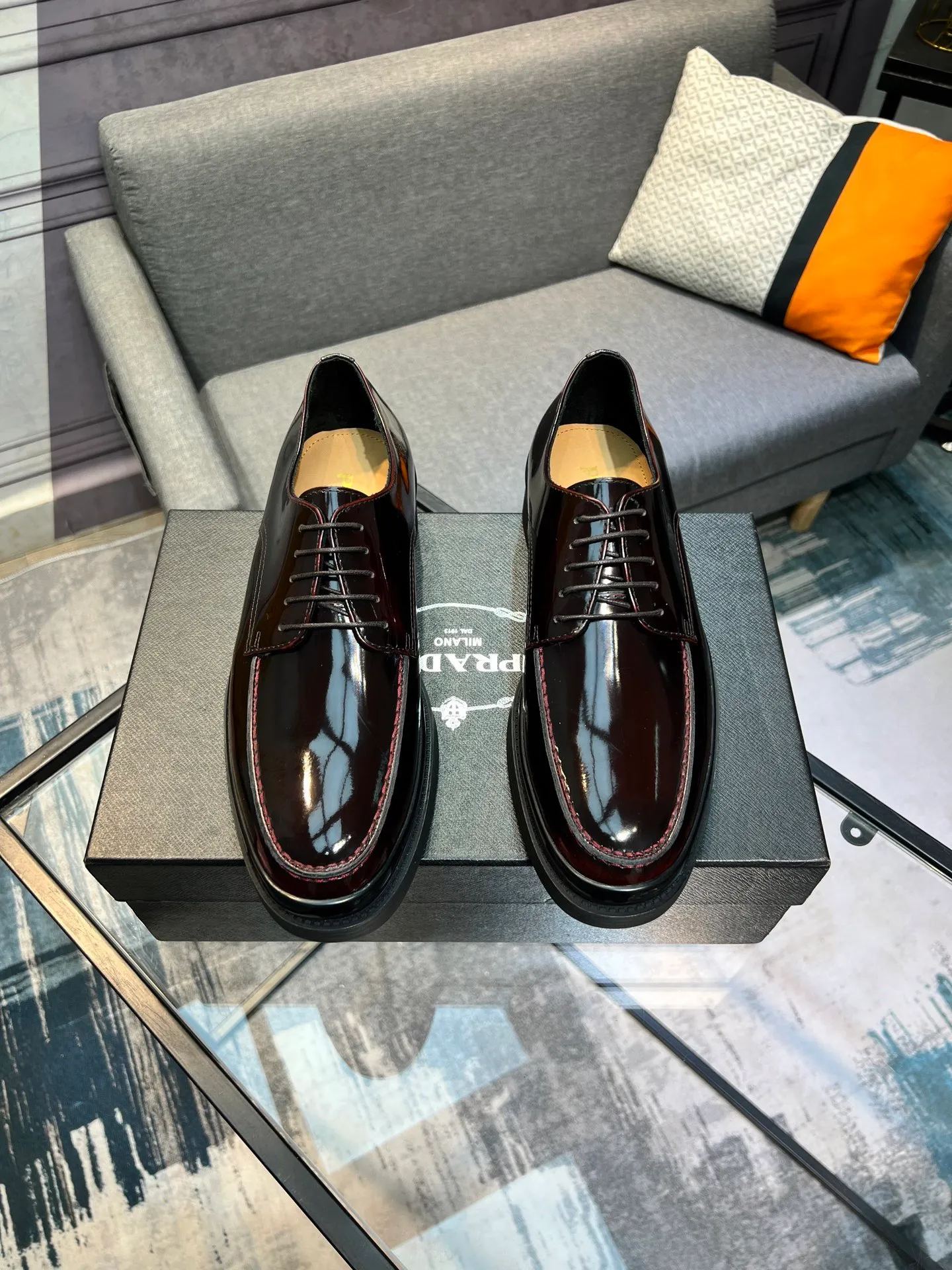 Men's clothing and shoes 💰860 Prada/Prada's new glossy leather loafers are made of open-edge beaded uppers imported from Italy, slip-on loafers style, large piece splicing design, durable and non-deforming, heavy-duty construction, exquisite mark stitching, same material ribbon decoration, blending classic and modern styles, lining with dyed calfskin, standard PRADA logo cowhide feet, original ultra-light matte texture and embossed leather outsole, light and not tired, excellent shock absorption effect, full foot comfort! Size: 39-44 (customized at 38.45)